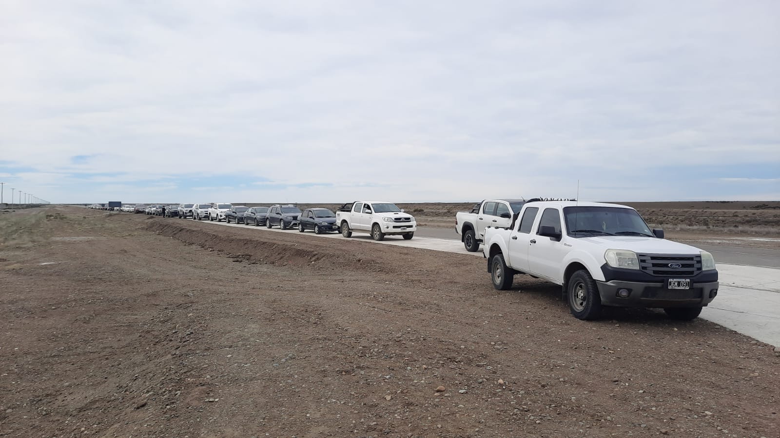 Fila de autos para ingresar al predio. 